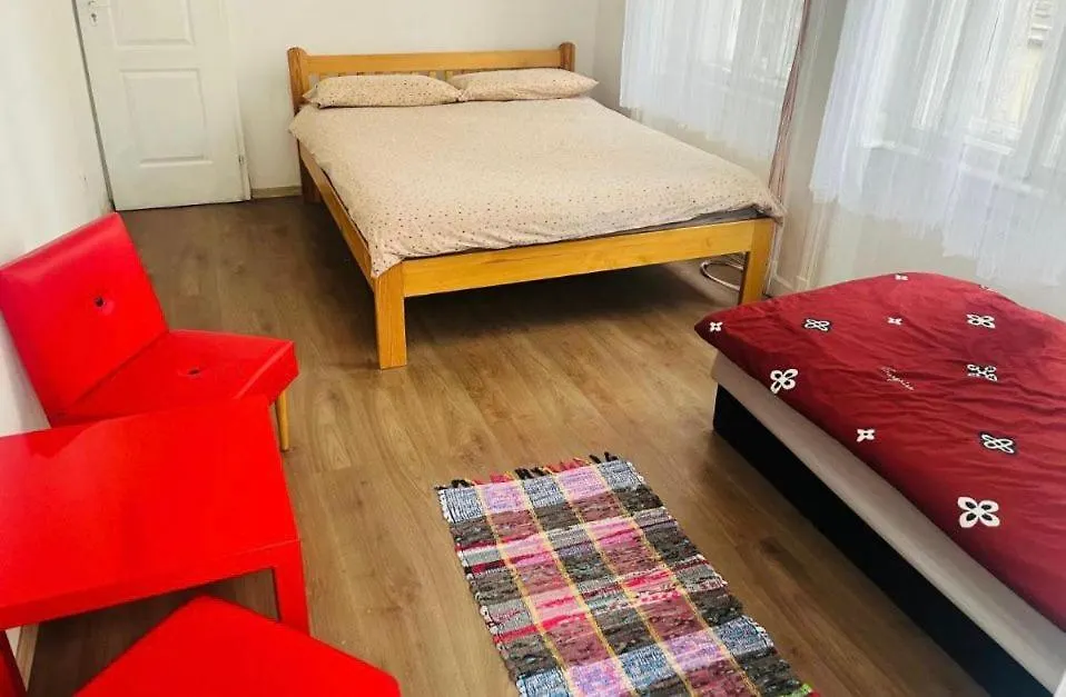 Doxie Hostel - Beds And Dorms Budapest Homestay